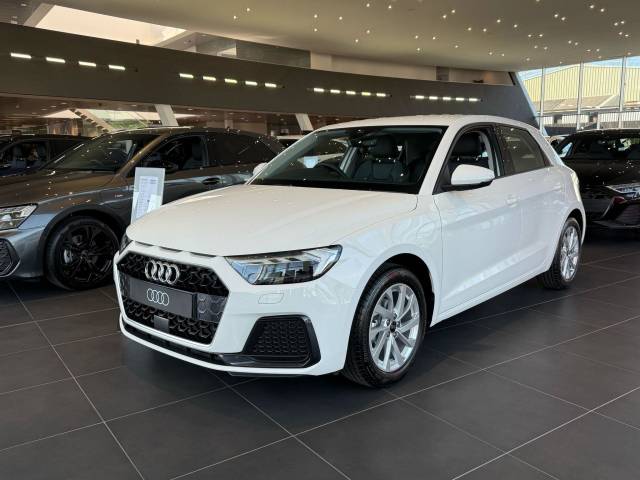 Audi A1 Sportback 1.0 AUDI A1 Sportback Sport 25 TFSI 95 PS 5-speed Sportback Petrol Shell white, solid