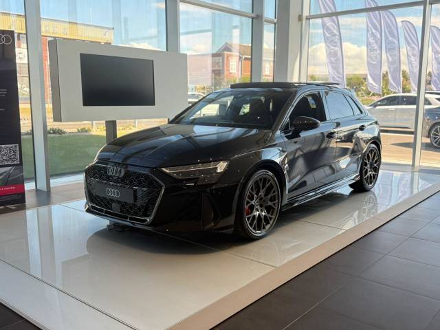 Audi RS 3 Sportback 2.5 AUDI RS 3 Sportback Carbon Black 400 PS S tronic Sportback Petrol Mythos black, metallic