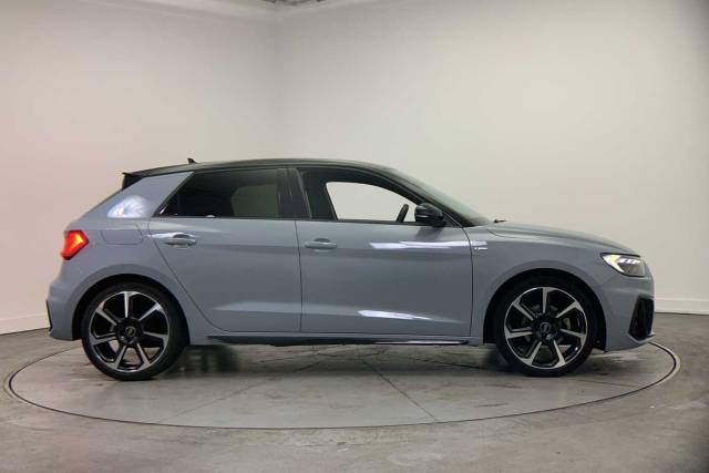 2022 Audi A1 Sportback 1.0 Black Edition 30 TFSI  110 PS 6-speed