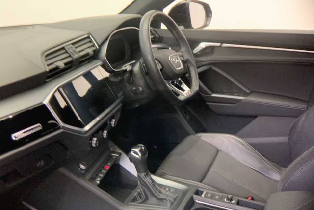 2021 Audi Q3 1.5 Black Edition 35 TFSI  150 PS S tronic
