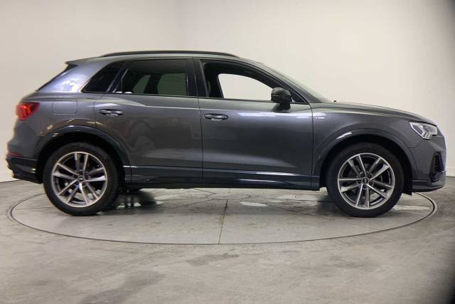 2021 Audi Q3 1.5 Black Edition 35 TFSI  150 PS S tronic