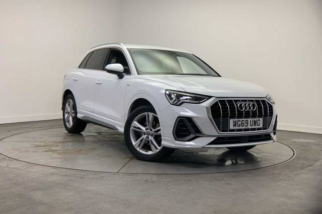 Audi Q3 1.5 S line 35 TFSI  150 PS 6-speed 4x4 vehicle Petrol Glacier White Metallic