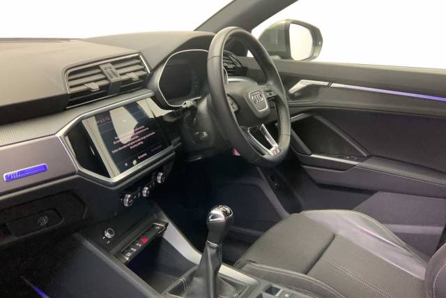 2022 Audi Q3 1.5 S line 35 TFSI  150 PS 6-speed