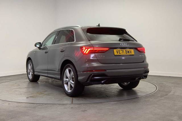 2022 Audi Q3 1.5 S line 35 TFSI  150 PS 6-speed