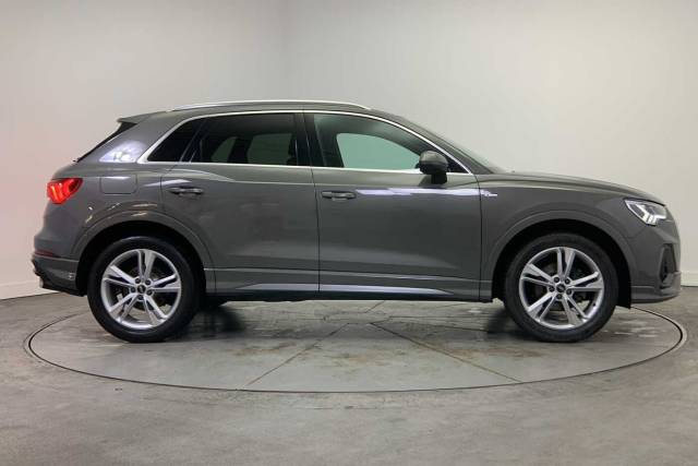 2022 Audi Q3 1.5 S line 35 TFSI  150 PS 6-speed