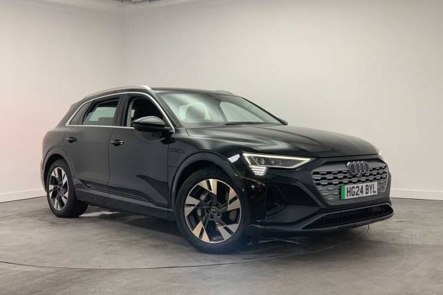 Audi Q8 e-tron Sport 55 e-tron quattro 300,00 kW 4x4 vehicle Electric Mythos black, metallic