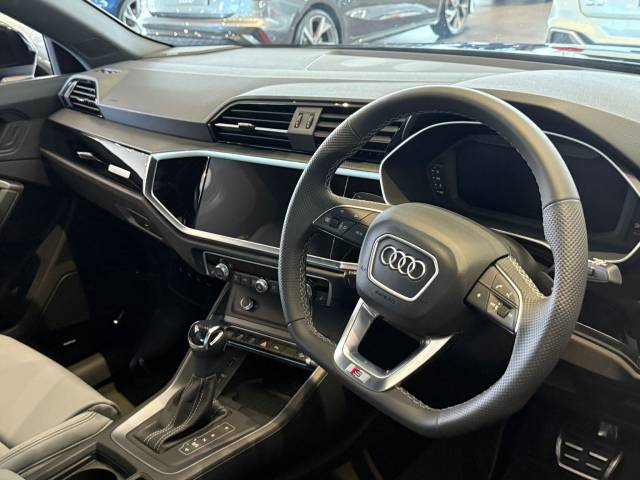 Audi Q3 2.0 AUDI Q3 Black Edition 35 TDI 150 PS S tronic