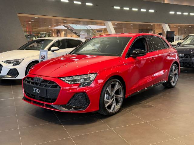Audi A3 Sportback 1.5 AUDI A3 Sportback Black Edition TFSI 150 PS 6-speed Sportback Petrol Progressive red, metallic