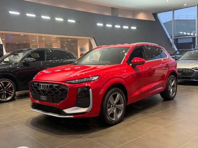 Audi Q3 1.5 AUDI Q3 SUV S line TFSI 150 PS S tronic SUV Petrol Progressive red, metallic