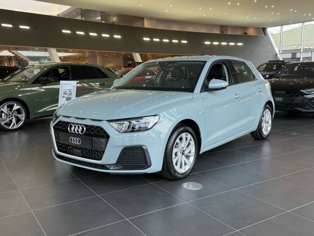 Audi A1 Sportback 1.0 AUDI A1 Sportback Sport 30 TFSI 116 PS S tronic Sportback Petrol Arrow grey, pearl effect