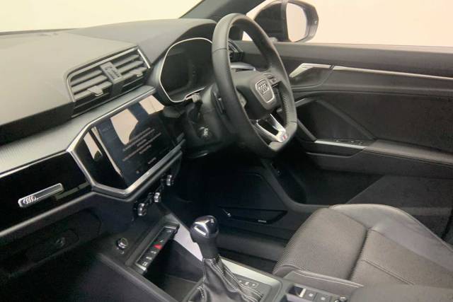 2022 Audi Q3 1.5 Black Edition 35 TFSI  150 PS S tronic