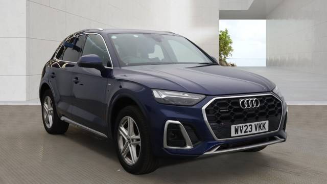 Audi Q5 TFSI e 2.0 S line 50 TFSI e quattro 299 PS S tronic 4x4 vehicle Hybrid Navarra blue, metallic