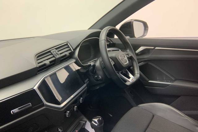 2022 Audi Q3 1.5 Black Edition 35 TFSI  150 PS S tronic