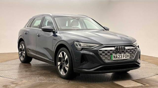 Audi Q8 e-tron Sport 50 e-tron quattro 250,00 kW 4x4 vehicle Electric Plasma blue, metallic