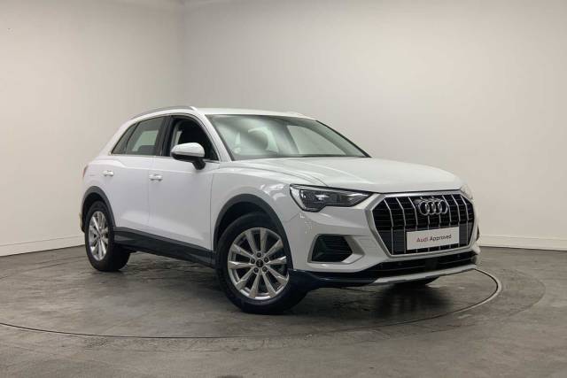Audi Q3 1.5 Sport 35 TFSI  150 PS S tronic 4x4 vehicle Petrol Arkona white, solid