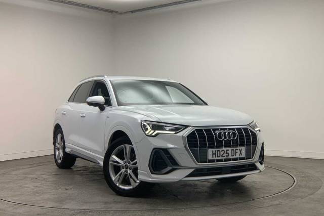 Audi Q3 1.5 S line 35 TFSI  150 PS S tronic 4x4 vehicle Petrol Glacier White Metallic