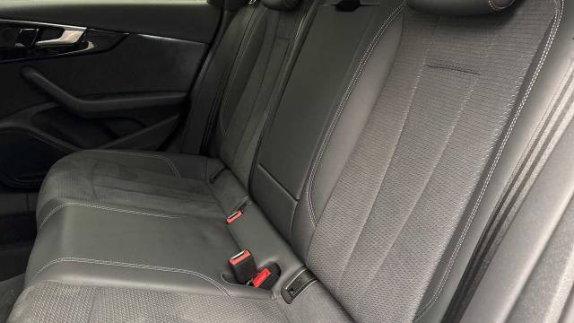 2022 Audi A4 Saloon 2.0 Black Edition 35 TFSI  150 PS S tronic